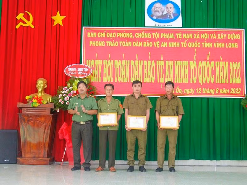 Khen thưởng những mô hình hay, điển hình tiên tiến trong phong trào toàn dân bảo vệ an ninh tổ quốc tỉnh Vĩnh Long ngày 12/8/2022. Khen thưởng những mô hình hay, điển hình tiên tiến trong phong trào toàn dân bảo vệ an ninh tổ quốc tỉnh Vĩnh Long ngày 12/8/2022.