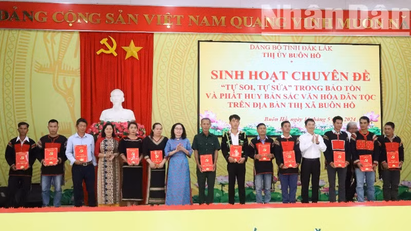 Lãnh đạo Thị ủy Buôn Hồ trao sổ tiết kiệm "Búa liềm vàng" giúp đỡ các đảng viên là người dân tộc thiểu số có hoàn cảnh khó khăn trong năm 2024.