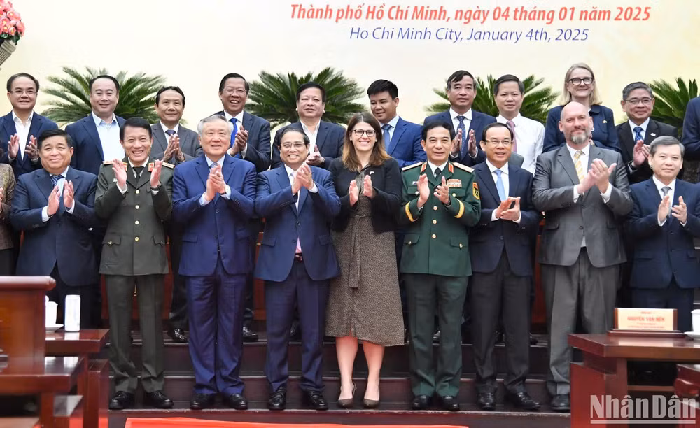 Thủ tướng Phạm Minh Chính cùng các đồng chí lãnh đạo, các đại biểu trong nước và quốc tế tham dự Hội nghị. Thủ tướng Phạm Minh Chính cùng các đồng chí lãnh đạo, các đại biểu trong nước và quốc tế tham dự Hội nghị.