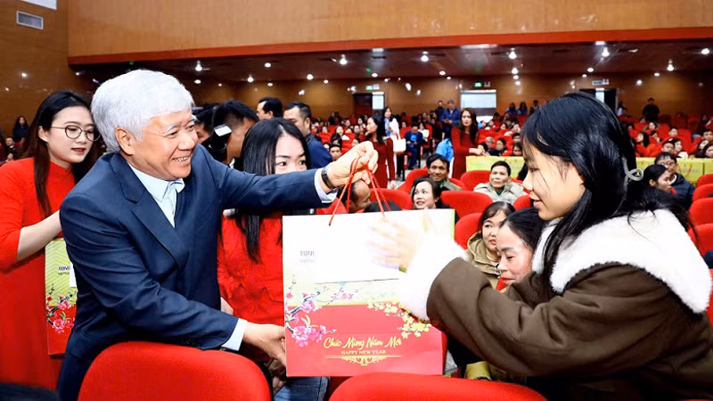 Đồng chí Ðỗ Văn Chiến, Ủy viên Bộ Chính trị, Bí thư Trung ương Ðảng, Chủ tịch Ủy ban Trung ương Mặt trận Tổ quốc Việt Nam tặng quà cho các đoàn viên, công nhân ở Nghệ An. Đồng chí Ðỗ Văn Chiến, Ủy viên Bộ Chính trị, Bí thư Trung ương Ðảng, Chủ tịch Ủy ban Trung ương Mặt trận Tổ quốc Việt Nam tặng quà cho các đoàn viên, công nhân ở Nghệ An.