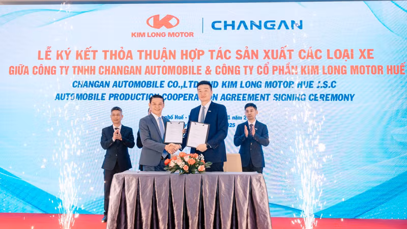Đại diện hai doanh nghiệp ký kết thoả thuận hợp tác.