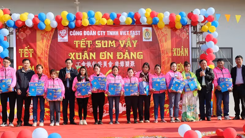 Tặng quà Tết cho công nhân Công ty TNHH VIET FAST. Tặng quà Tết cho công nhân Công ty TNHH VIET FAST.