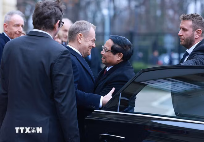 Thủ tướng Cộng hòa Ba Lan Donald Tusk đón Thủ tướng Phạm Minh Chính. (Ảnh: Dương Giang/TTXVN)