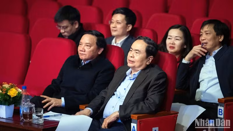 Chủ tịch Quốc hội Trần Thanh Mẫn, Phó Chủ tịch Quốc hội Nguyễn Khắc Định và các đại biểu dự Lễ tổng duyệt trao Giải Diên Hồng lần thứ 3. (Ảnh: Duy Linh) Chủ tịch Quốc hội Trần Thanh Mẫn, Phó Chủ tịch Quốc hội Nguyễn Khắc Định và các đại biểu dự Lễ tổng duyệt trao Giải Diên Hồng lần thứ 3. (Ảnh: Duy Linh)
