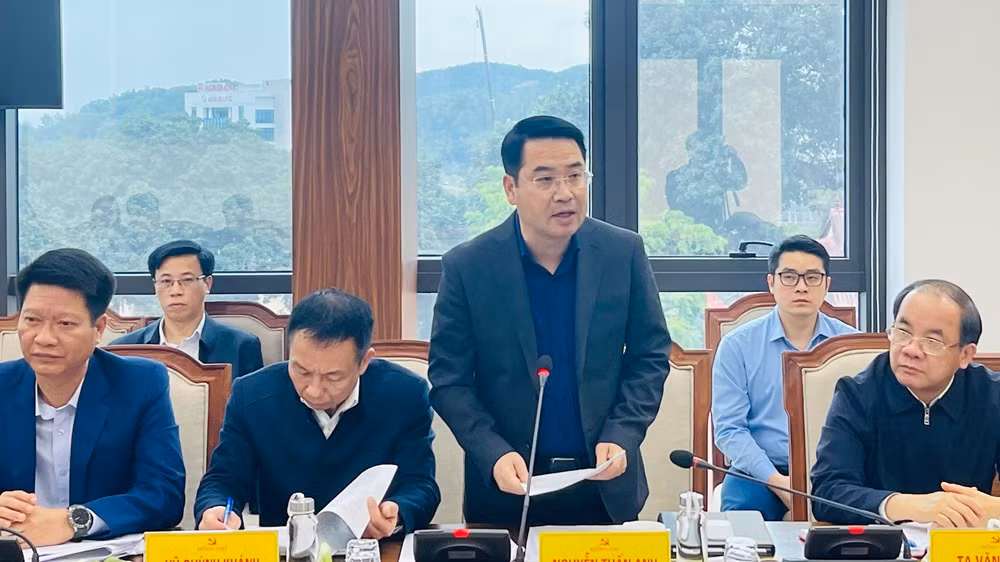 Chủ tịch Ủy ban nhân dân tỉnh Nguyễn Tuấn Anh báo cáo làm rõ kịch bản tăng trưởng kinh tế. (Ảnh: THANH SƠN) Chủ tịch Ủy ban nhân dân tỉnh Nguyễn Tuấn Anh báo cáo làm rõ kịch bản tăng trưởng kinh tế. (Ảnh: THANH SƠN)