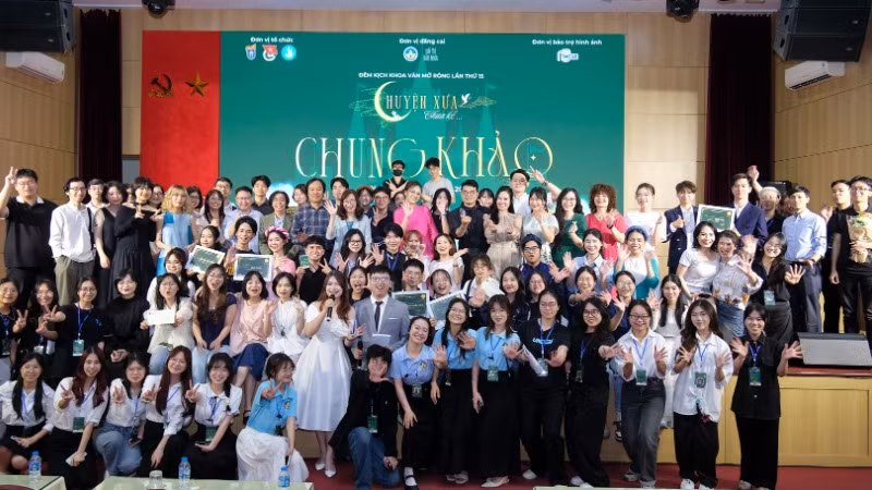 Tiếp nối truyền thống của thế hệ sinh viên Văn khoa, đêm kịch Khoa Văn lần thứ 15 đã diễn ra thành công. 