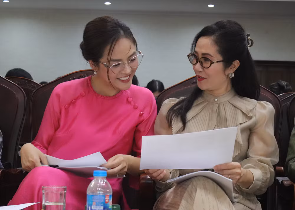 Ban giám khảo gồm những nhà nghiên cứu văn hóa và các nghệ sĩ nổi tiếng.