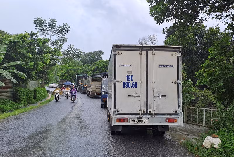 Ách tắc giao thông trên tuyến Quốc lộ 70. (Ảnh: QUỐC HỒNG)