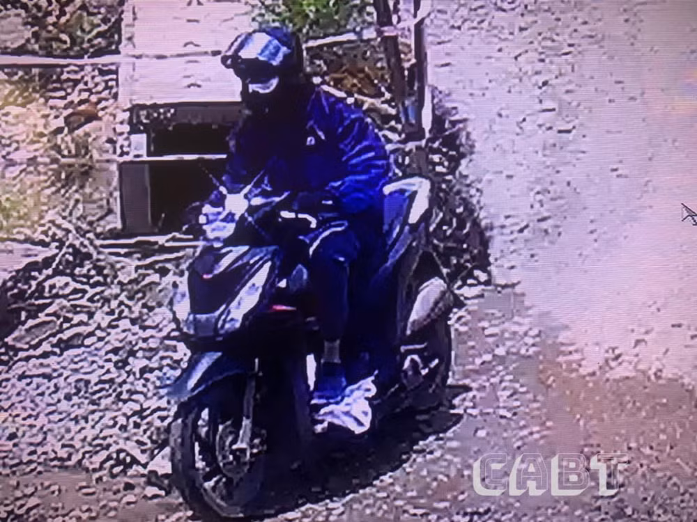 Hình ảnh đối tượng cướp tiệm vàng. (Ảnh trích xuất camera) Hình ảnh đối tượng cướp tiệm vàng. (Ảnh trích xuất camera)