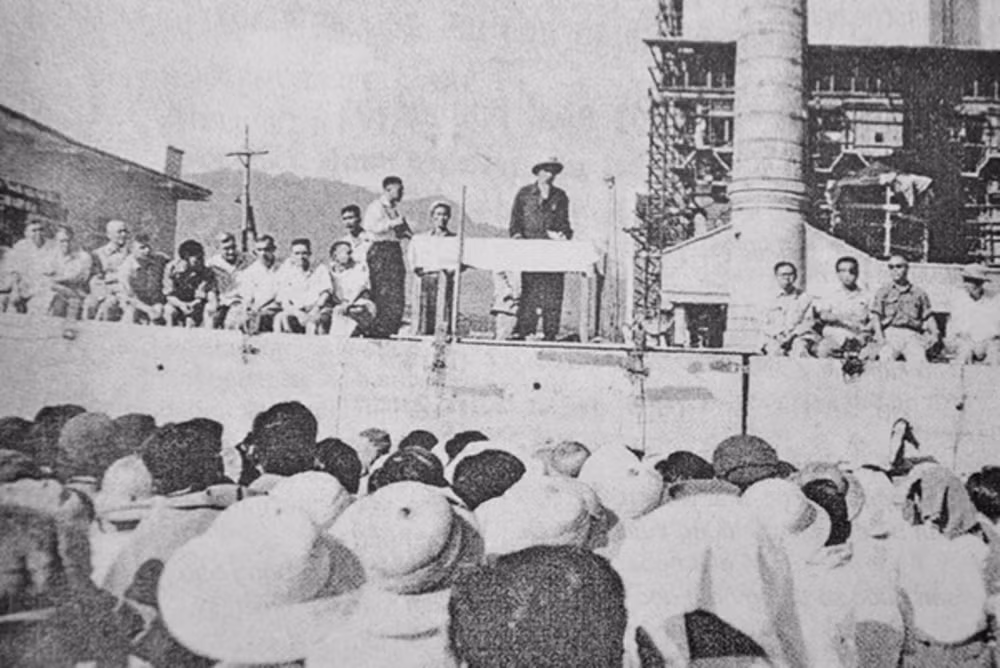 Bác Hồ nói chuyện thân mật với cán bộ, công nhân, chuyên gia Liên Xô sang giúp khôi phục mỏ và nhân dân địa phương trong dịp Người tới thăm mỏ apatit Lào Cai ngày 24/9/1958. (Ảnh: TL) Bác Hồ nói chuyện thân mật với cán bộ, công nhân, chuyên gia Liên Xô sang giúp khôi phục mỏ và nhân dân địa phương trong dịp Người tới thăm mỏ apatit Lào Cai ngày 24/9/1958. (Ảnh: TL)