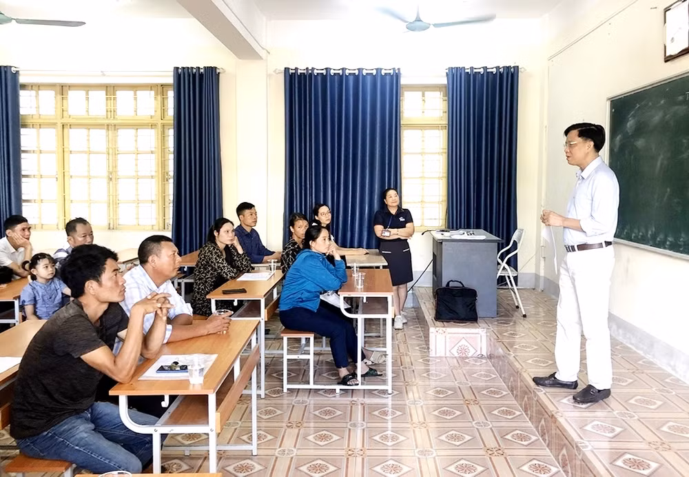 Ông Hoàng Quang Đạt, Hiệu trưởng nhà trường tư vấn, trao đổi với phụ huynh về kế hoạch đào tạo của nhà trường. (Ảnh: TRỌNG BẢO) Ông Hoàng Quang Đạt, Hiệu trưởng nhà trường tư vấn, trao đổi với phụ huynh về kế hoạch đào tạo của nhà trường. (Ảnh: TRỌNG BẢO)