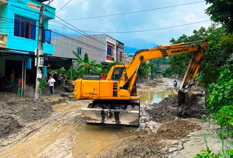 Khẩn trương khôi phục đường giao thông sau sự cố xảy ra. (Ảnh: QUỐC HỒNG) Khẩn trương khôi phục đường giao thông sau sự cố xảy ra. (Ảnh: QUỐC HỒNG)