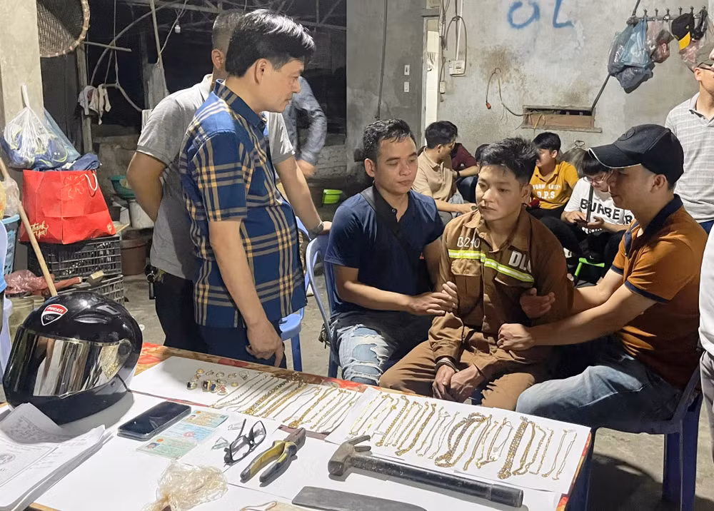 Sau 7 giờ truy xét, Công an huyện Bảo Thắng (Lào Cai) đã bắt được đối tượng cướp tiệm vàng. (Ảnh: THU HƯƠNG)