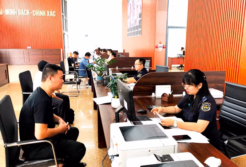 Lực lượng chức năng tại Trung tâm tiếp nhận, giải quyết thủ tục hành chính tại Cửa khẩu đường bộ Kim Thành phục vụ doanh nghiệp xuất, nhập khẩu hàng hóa. (Ảnh: QUỐC HỒNG) Lực lượng chức năng tại Trung tâm tiếp nhận, giải quyết thủ tục hành chính tại Cửa khẩu đường bộ Kim Thành phục vụ doanh nghiệp xuất, nhập khẩu hàng hóa. (Ảnh: QUỐC HỒNG)