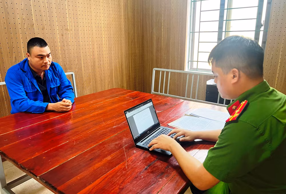 Đối tượng Lý Văn Linh tại cơ quan Công an. (Ảnh: THANH TUẤN)