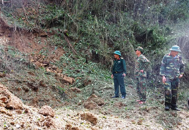 Kiểm tra hiện trường sau khi hủy nổ. (Ảnh: HỒ TRÚC) Kiểm tra hiện trường sau khi hủy nổ. (Ảnh: HỒ TRÚC)