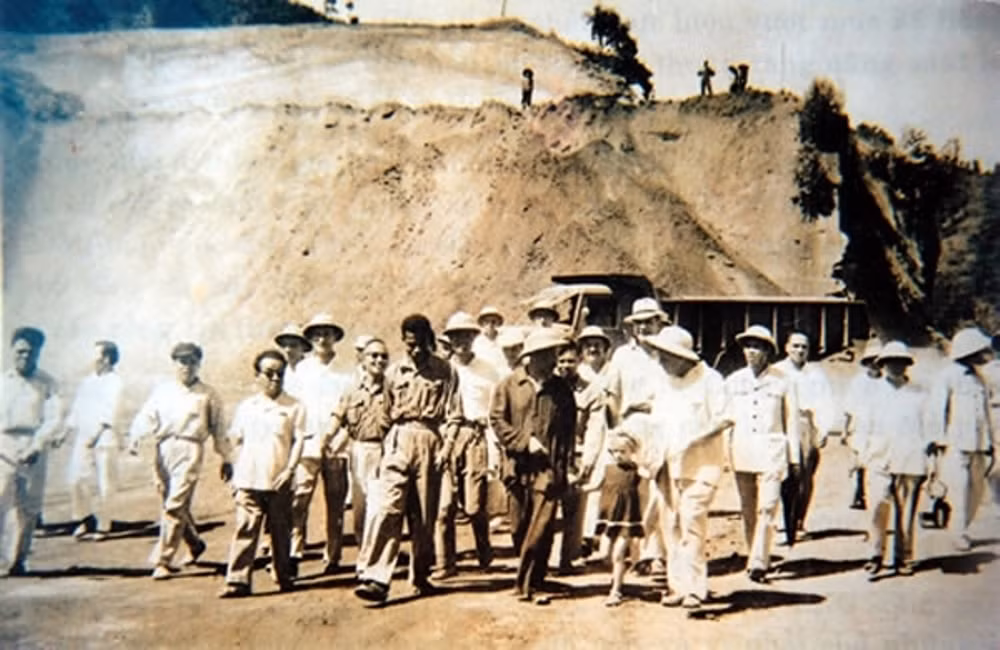 Hồ Chủ tịch và phái đoàn Chính phủ thăm khai trường khai thác quặng apatit ngày 23/9/1958. (Ảnh: TL) Hồ Chủ tịch và phái đoàn Chính phủ thăm khai trường khai thác quặng apatit ngày 23/9/1958. (Ảnh: TL)