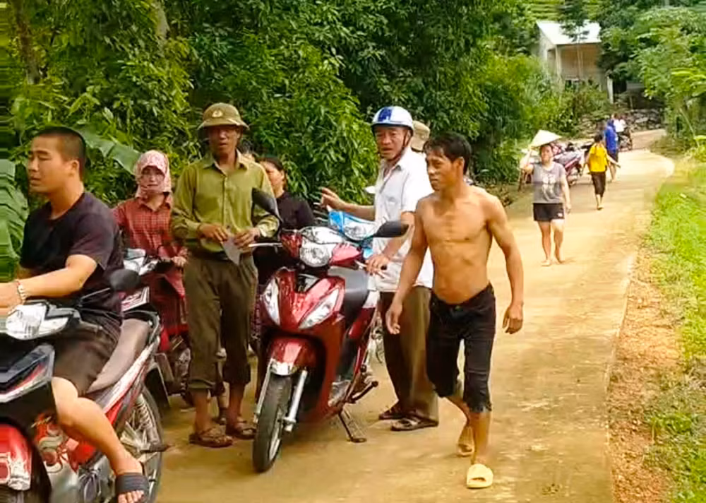 Huy động lực lượng tại chỗ để tìm kiếm nạn nhân bị lũ cuốn mất tích. (Ảnh: TL)