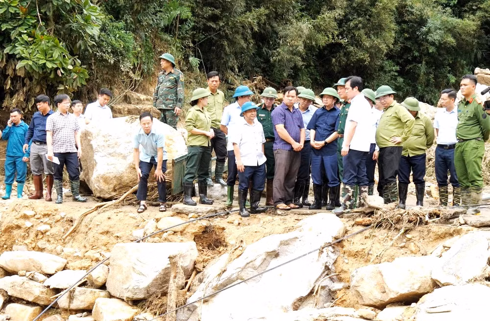 Phó Thủ tướng Trần Hồng Hà và lãnh đạo tỉnh Lào Cai tại hiện trường nơi lũ ống tràn qua, ở xã Liên Minh, thị xã Sa Pa. (Ảnh: QUỐC HỒNG) Phó Thủ tướng Trần Hồng Hà và lãnh đạo tỉnh Lào Cai tại hiện trường nơi lũ ống tràn qua, ở xã Liên Minh, thị xã Sa Pa. (Ảnh: QUỐC HỒNG)