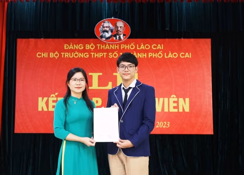 Trao quyết định kết nạp đảng viên cho đồng chí Vi Dương Hiếu.( Ảnh: NGUYỄN NHIN)