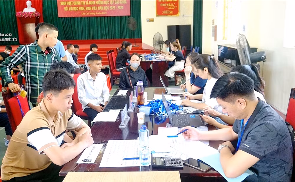 Thí sinh làm thủ tục nhập học tại Trường Cao đẳng Lào Cai ngày 22/8. ( Ảnh: TRỌNG BẢO)