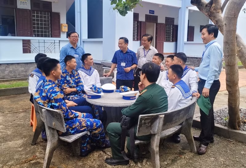Trò chuyện với các chiến sĩ Hải quân ở quần đảo Trường Sa. Trò chuyện với các chiến sĩ Hải quân ở quần đảo Trường Sa.