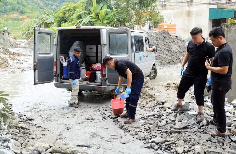 Cục Kiểm soát ô nhiễm môi trường (Bộ Tài nguyên và Môi trường) lấy mẫu nước để kiểm tra mức độ ô nhiễm môi trường sau sự cố. (Ảnh: Báo Lào Cai)