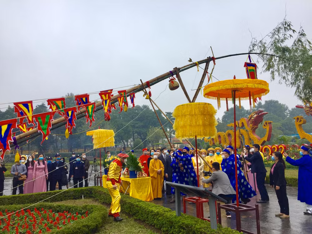 Khôi phục Lễ dựng cây nêu tại Hoàng thành Thăng Long.