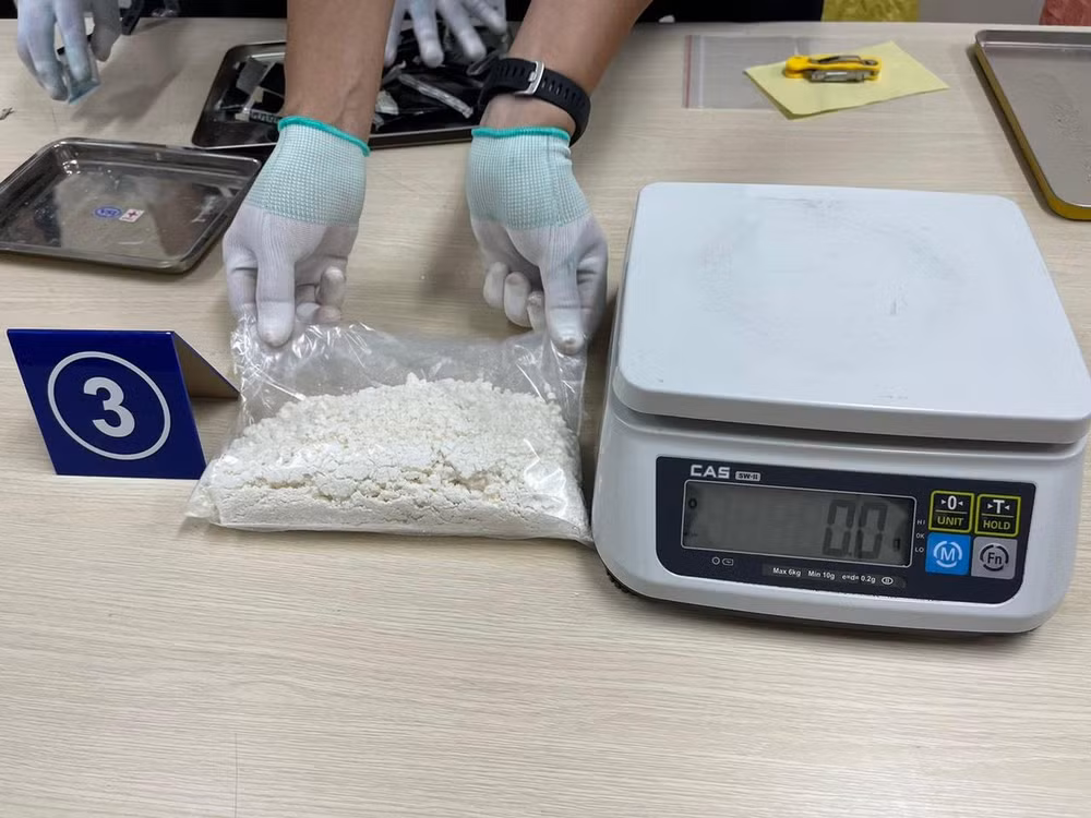 Ma túy được ngụy trang tinh vi trong những túi hàng gửi qua đường chuyển phát nhanh bị lực lượng hải quan Thành phố Hồ Chí Minh phát hiện. Ma túy được ngụy trang tinh vi trong những túi hàng gửi qua đường chuyển phát nhanh bị lực lượng hải quan Thành phố Hồ Chí Minh phát hiện.
