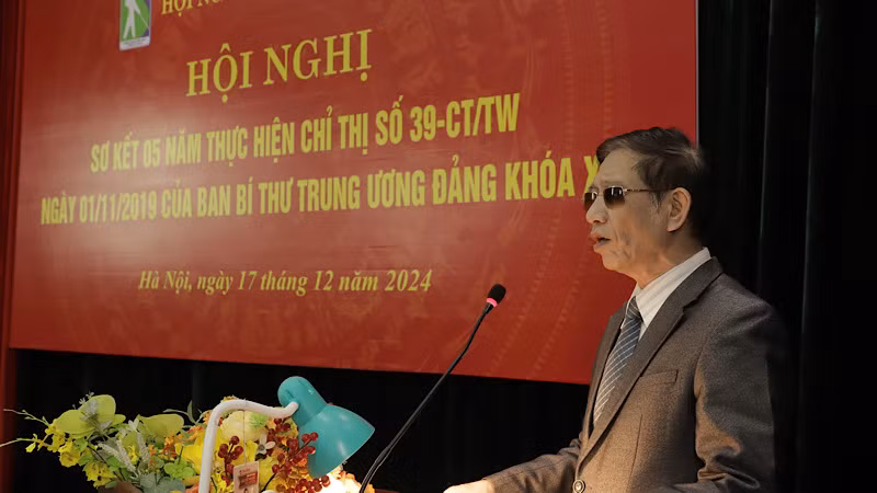 Chủ tịch Hội Người mù Việt Nam Phạm Viết Thu biểu ý kiến tại hội nghị.