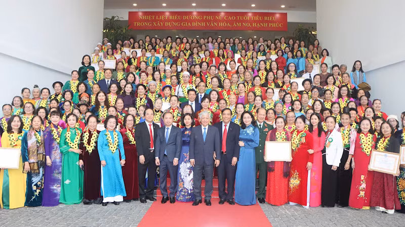 Các đại biểu tiêu biểu về tham dự Hội nghị biểu dương phụ nữ cao tuổi tiêu biểu toàn quốc trong xây dựng gia đình văn hóa, ấm no, hạnh phúc.