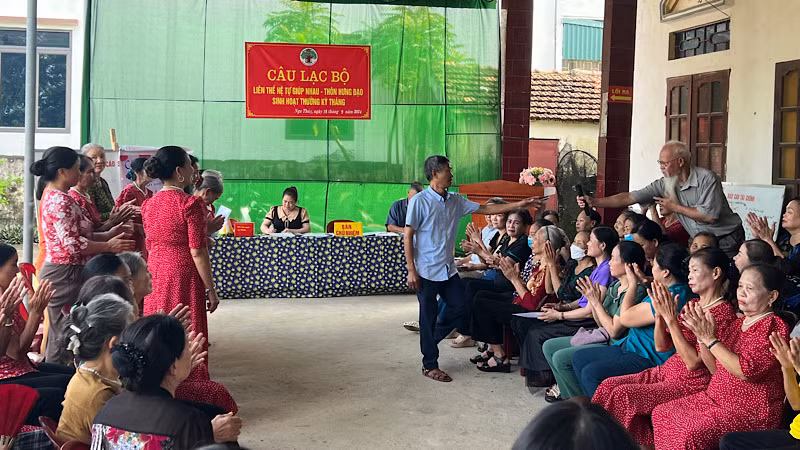 Một buổi sinh hoạt thường kỳ của Câu lạc bộ Liên thế hệ tự giúp nhau (thôn Hưng Đạo, xã Nga Thủy, huyện Nga Sơn, Thanh Hóa).