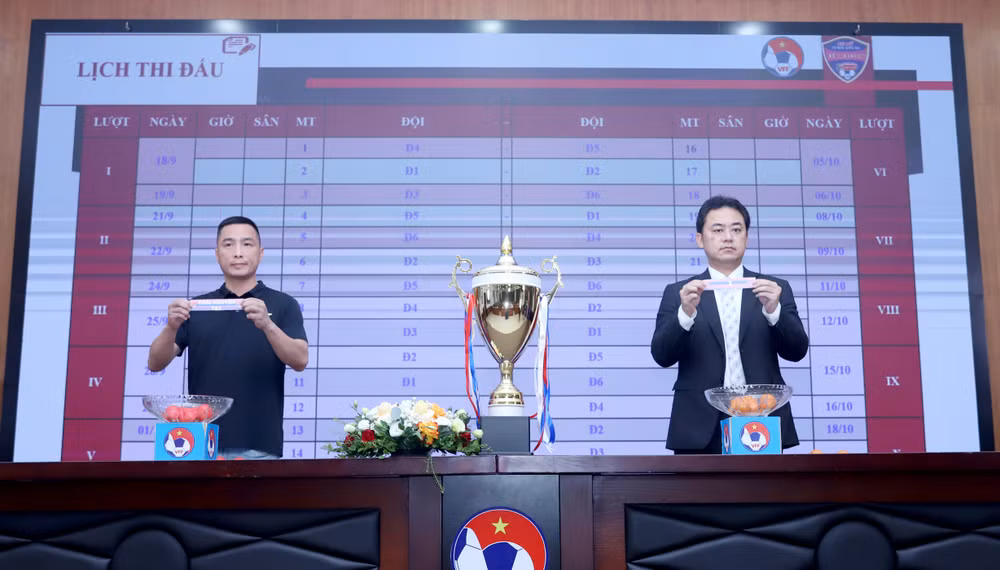 Ban tổ chức bốc thăm lịch thi đấu.