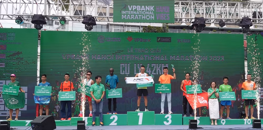 Ban tổ chức trao giải cho các vận động viên nam cự ly marathon. Ban tổ chức trao giải cho các vận động viên nam cự ly marathon.