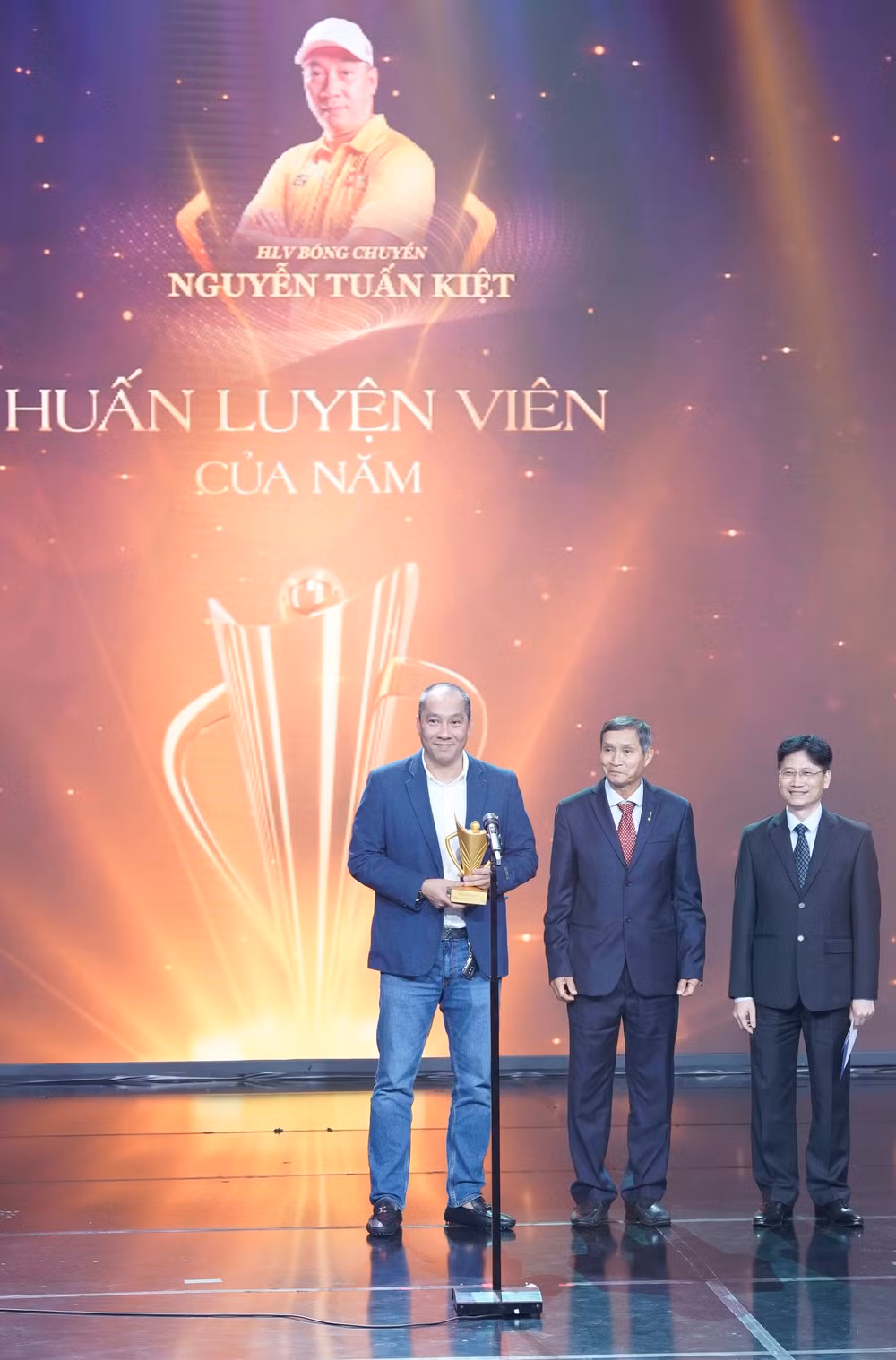 Huấn luyện viên của năm: Nguyễn Tuấn Kiệt (bóng chuyền) Huấn luyện viên của năm: Nguyễn Tuấn Kiệt (bóng chuyền)