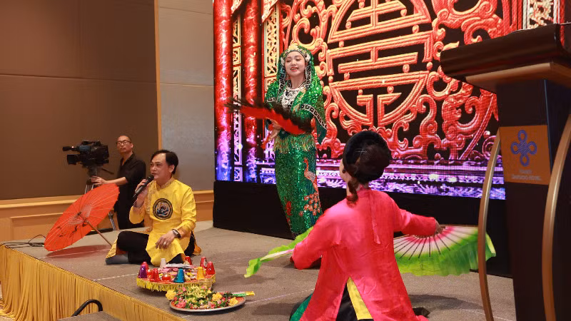 Biểu diễn nghệ thuật hầu đồng.
