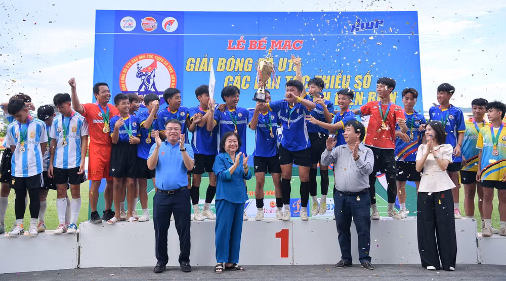 Đội U15 huyện Nậm Pồ giành Cúp vô địch.
