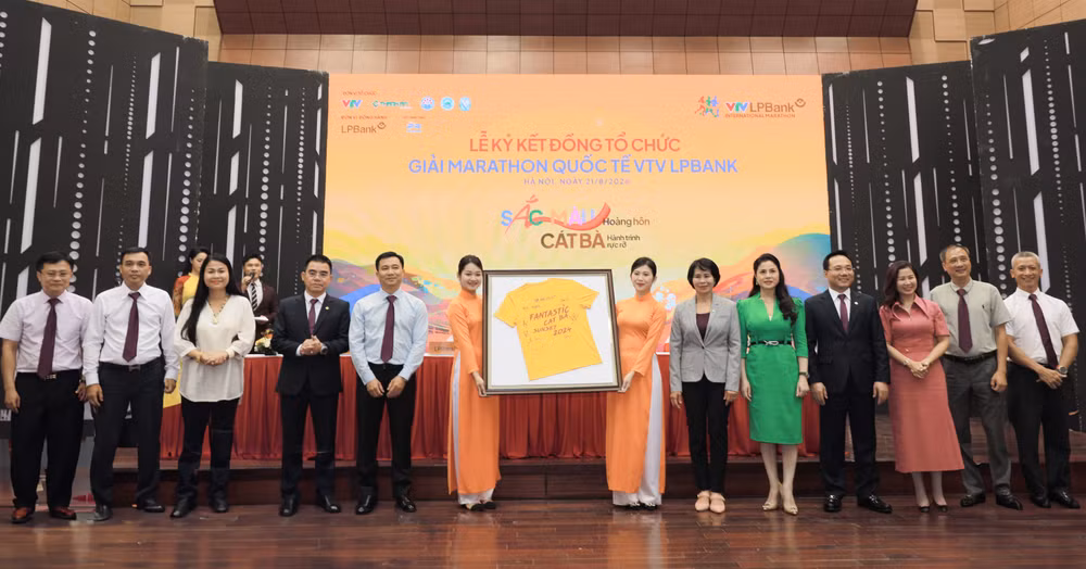 Các đại biểu ký lưu niệm trên áo thi đấu. Các đại biểu ký lưu niệm trên áo thi đấu.