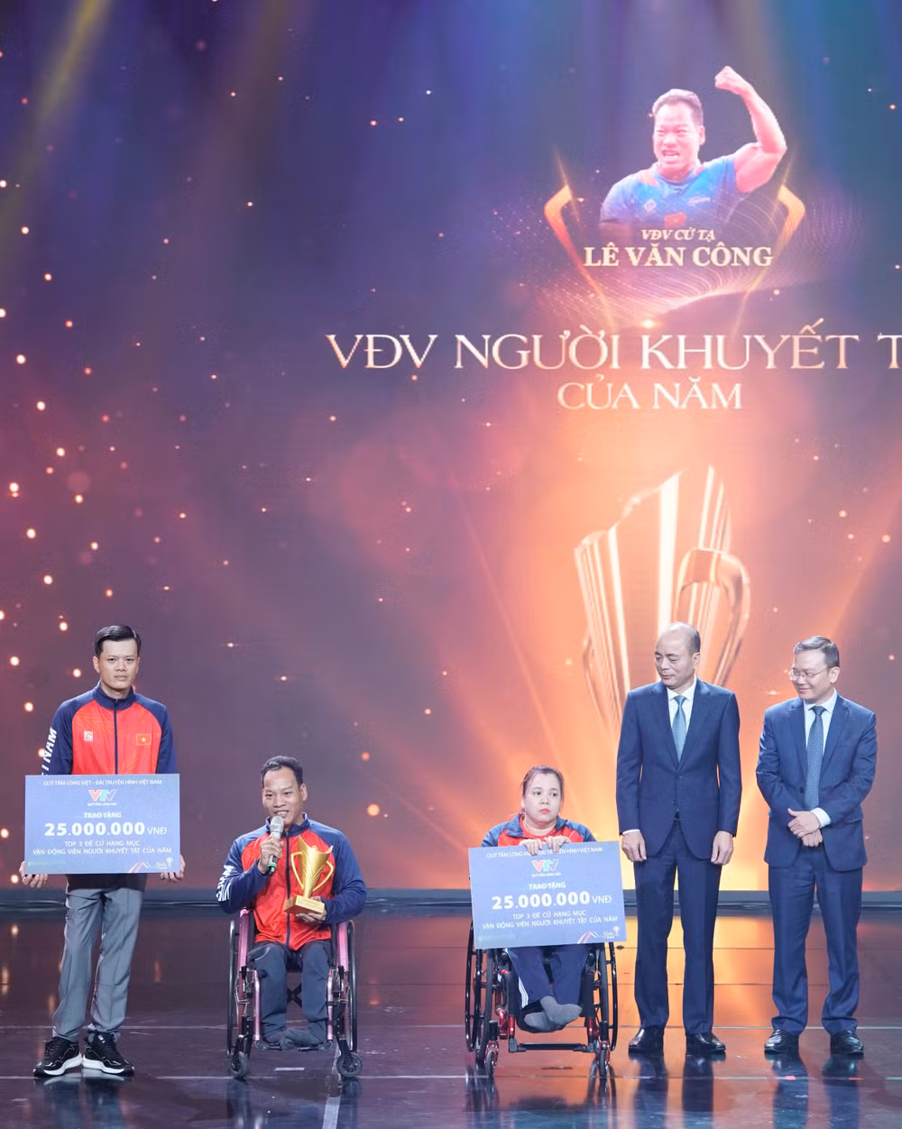 Vận động viên người khuyết tật xuất sắc của năm: Lê Văn Công (cử tạ) Vận động viên người khuyết tật xuất sắc của năm: Lê Văn Công (cử tạ)
