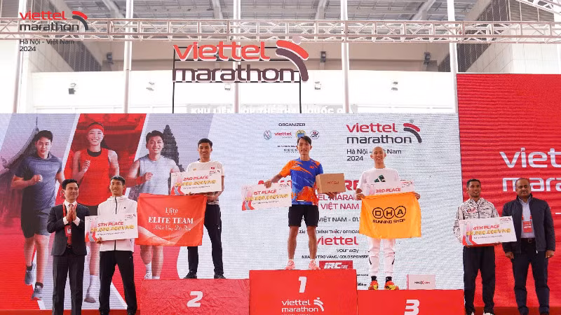 Trao thưởng marathon nam Trao thưởng marathon nam