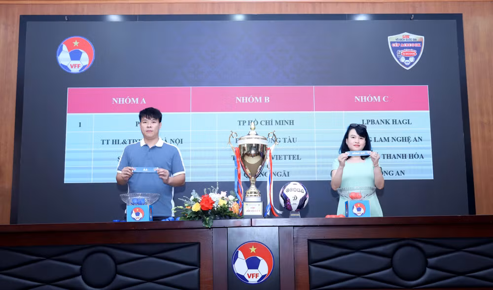 Ban tổ chức bốc thăm chia bảng các đội tham dự.