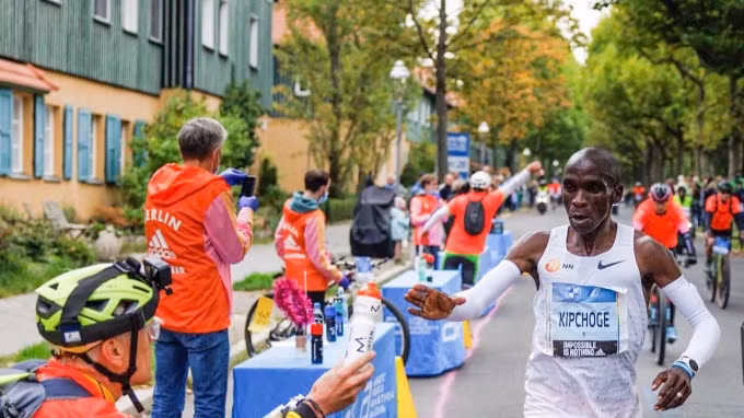 Kipchoge sẽ là thử thách lớn của các vận động viên Việt Nam. (Ảnh: VnExpress)