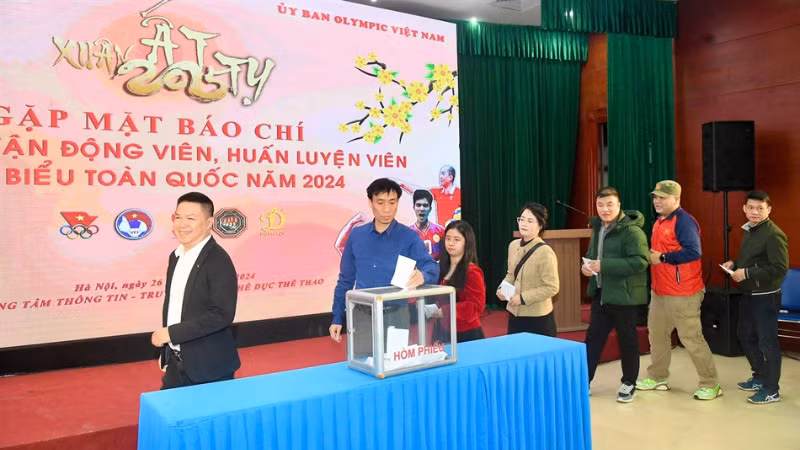 Các nhà báo bỏ phiếu bầu tại Hà Nội.