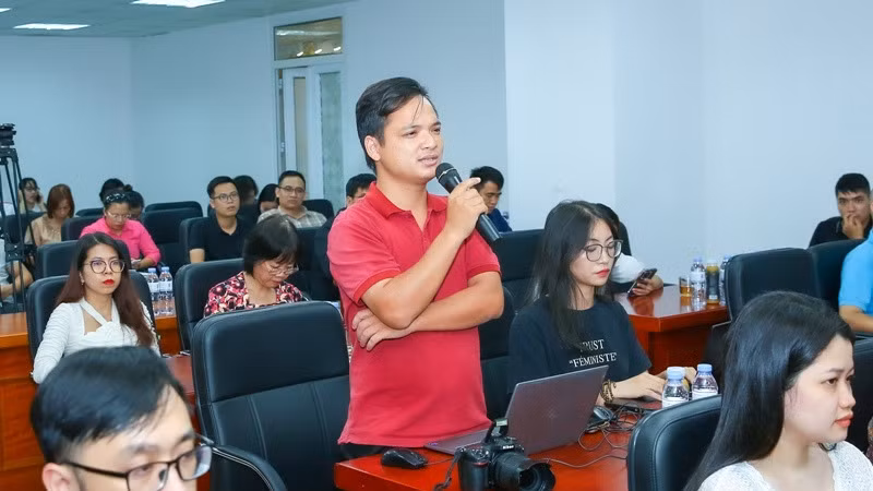 Đông đảo các phóng viên tham dự lễ công bố.
