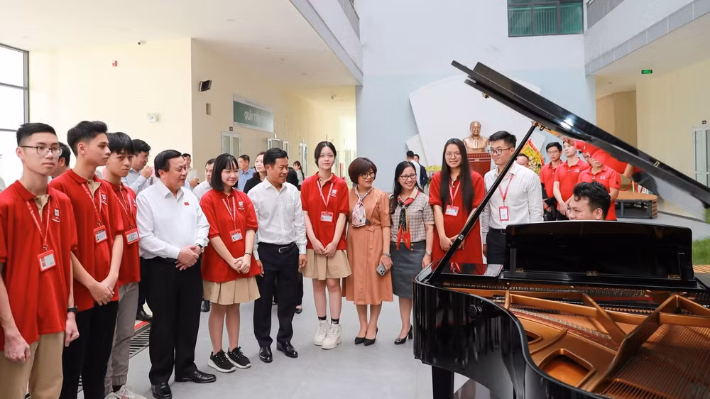 Đồng chí Nguyễn Xuân Thắng tham quan không gian học tập tại Hòa Lạc của Đại học Quốc gia Hà Nội. Đồng chí Nguyễn Xuân Thắng tham quan không gian học tập tại Hòa Lạc của Đại học Quốc gia Hà Nội.