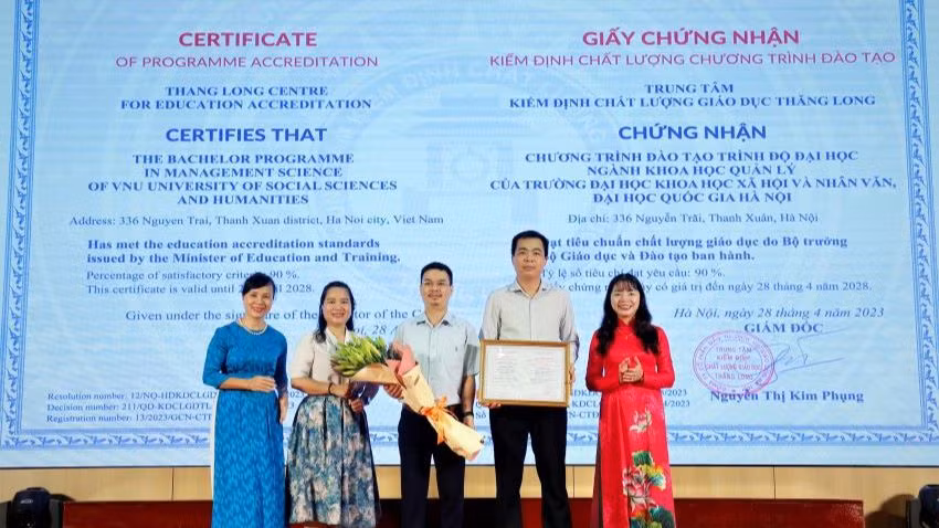 Trao giấy chứng nhận kiểm định chất lượng cho ngành Khoa học Quản lý.