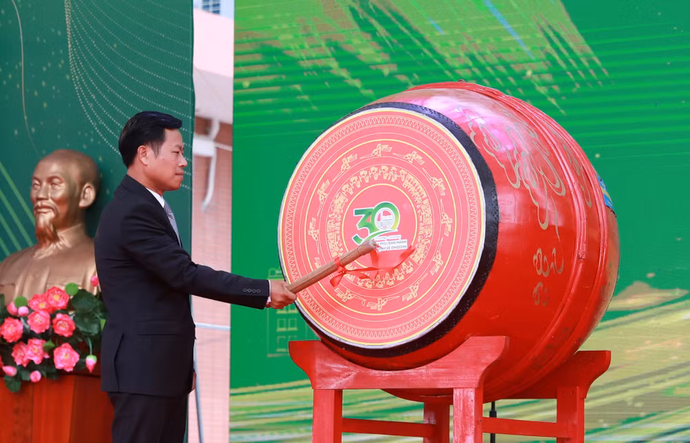 Giám đốc Đại học Quốc gia Hà Nội, GS, TS Lê Quân đánh trống khai giảng năm học mới Giám đốc Đại học Quốc gia Hà Nội, GS, TS Lê Quân đánh trống khai giảng năm học mới
