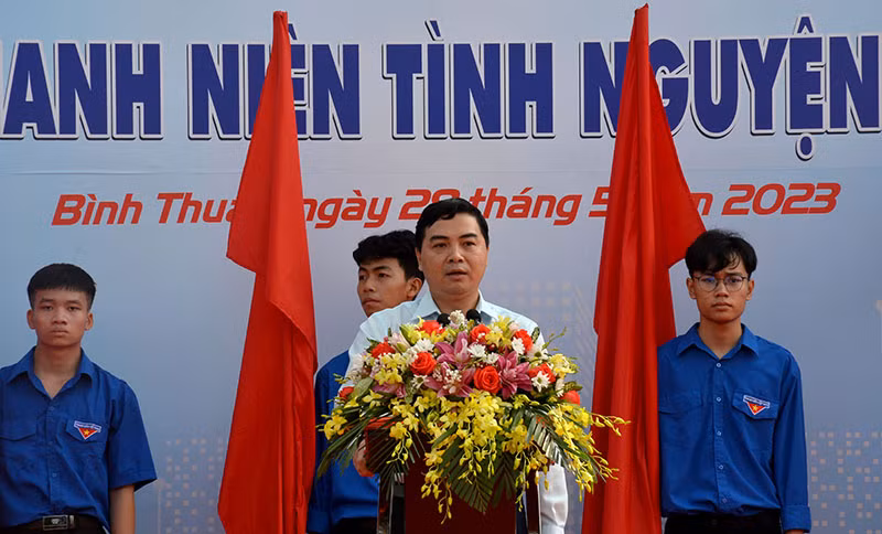 Phó Bí thư Thường trực Tỉnh ủy Bình Thuận Nguyễn Hoài Anh phát biểu chỉ đạo và động viên các chiến sĩ tình nguyện hè Bình Thuận tại Lễ ra quân. Phó Bí thư Thường trực Tỉnh ủy Bình Thuận Nguyễn Hoài Anh phát biểu chỉ đạo và động viên các chiến sĩ tình nguyện hè Bình Thuận tại Lễ ra quân.