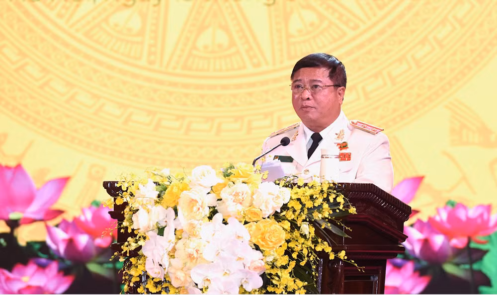 Cục trưởng An ninh kinh tế Nguyễn Đình Thuận trình bày diễn văn tại lễ kỷ niệm. Cục trưởng An ninh kinh tế Nguyễn Đình Thuận trình bày diễn văn tại lễ kỷ niệm.
