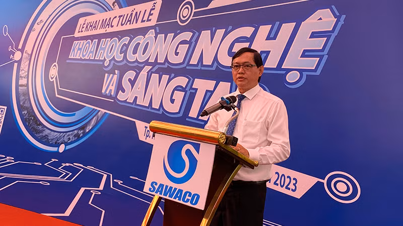 Phó Tổng Giám đốc Tổng Công ty cấp nước Sài Gòn Bùi Thanh Giang phát biểu tại lễ khai mạc.